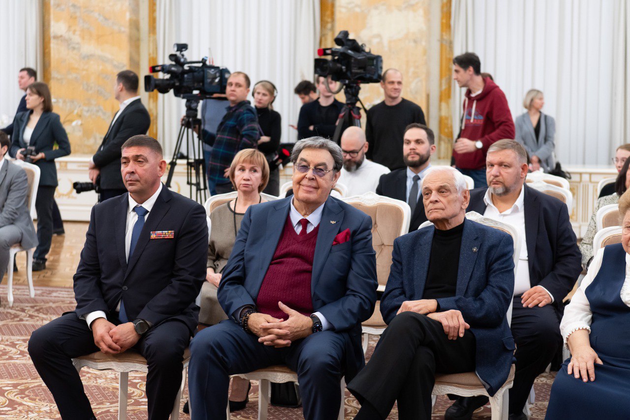 Мэр Москвы Сергей Собянин наградил народных артистов России Герарда Васильева и Юрия Веденеева