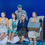 Сцена из спектакля "Любовь и голуби"