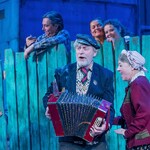 Сцена из спектакля "Любовь и голуби"